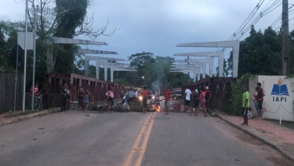 Desesperadas, famílias do Beco da Amizade que perderam tudo na enchente fecham ponte na Estrada do São Francisco 